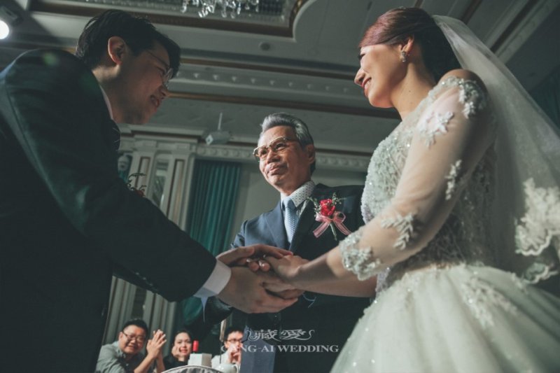 牽手同行｜爸爸的手，牽著她走向下一站幸福