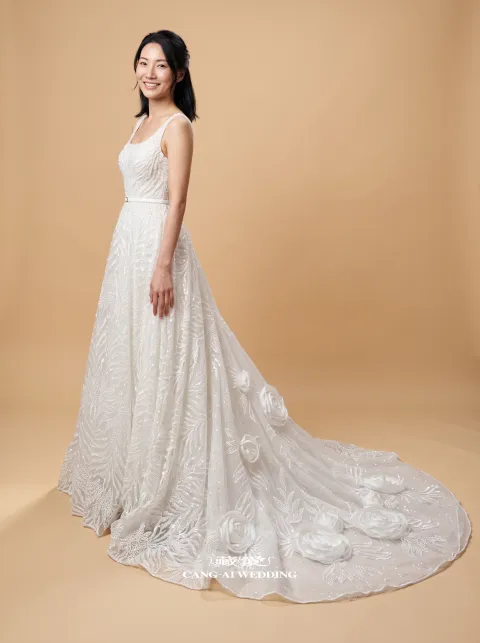 N392 號純白婚紗，正面全身