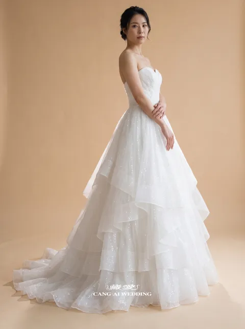 N424 號純白婚紗，正面全身