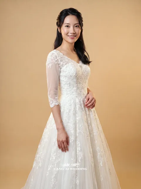 N214 號純白婚紗，正面全身