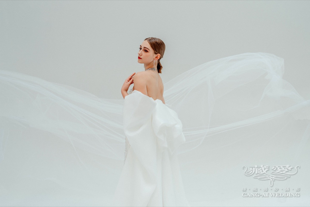 雲舞白，為婚紗留一片溫柔的空白｜2026代表色禮服推薦