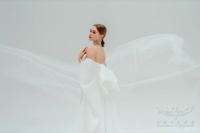 雲舞白，為婚紗留一片溫柔的空白｜2026代表色禮服推薦